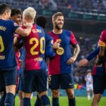 Los futbolistas del Barça celebran la victoria contra el Espanyol en Montjuïc