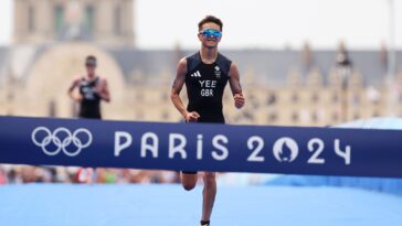 Alex Yee, a su llegada a meta en el triatlón olímpico / EFE