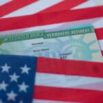 El documento que podría ser una vía para los latinos que buscan la green card en EE. UU.