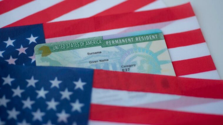 El documento que podría ser una vía para los latinos que buscan la green card en EE. UU.