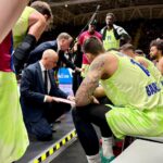 Joan Peñarroya da indicaciones a los jugadores del Barça de basket en el partido contra la Virtus