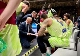 Joan Peñarroya da indicaciones a los jugadores del Barça de basket en el partido contra la Virtus