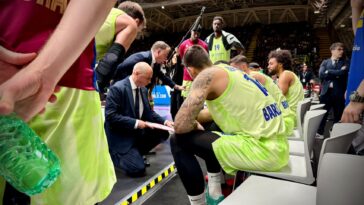 Joan Peñarroya da indicaciones a los jugadores del Barça de basket en el partido contra la Virtus