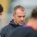 Hansi Flick, muy atento, en el entrenamiento del Barça en la Ciutat Esportiva