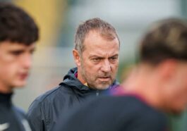 Hansi Flick, muy atento, en el entrenamiento del Barça en la Ciutat Esportiva