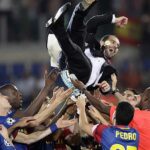 Guardiola, manteado tras ganar el Barça la Champions de 2009