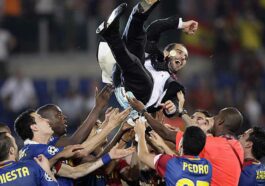 Guardiola, manteado tras ganar el Barça la Champions de 2009