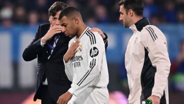 Kylian Mbappe abandona el campo tras sufrir una lesión durante el partido de la Champions League.