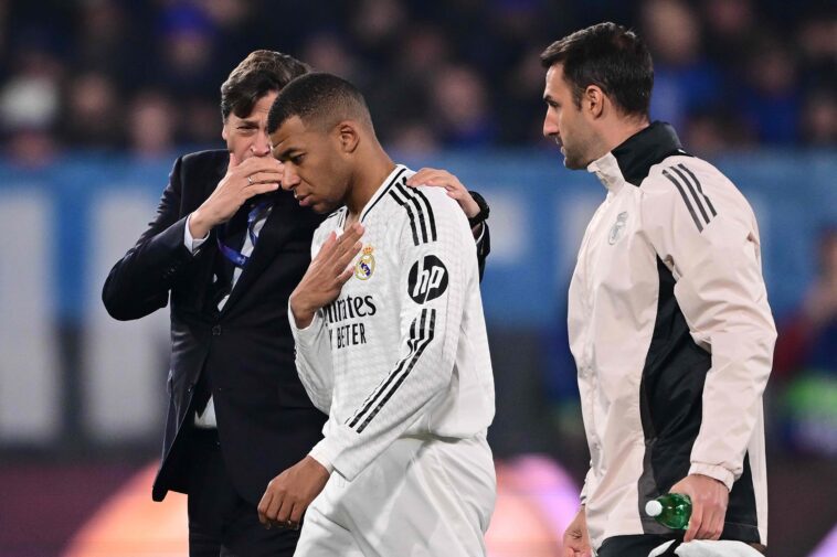 Kylian Mbappe abandona el campo tras sufrir una lesión durante el partido de la Champions League.