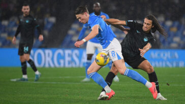 NAPLES, ITALY - DECEMBER 08: Matteo Guendouzi of SS Lazio competes for the ball with Scott Francis McTominay of SSC Napoli during the Serie A match between SSC Napoli and SS Lazio at Stadio Diego Armando Maradona on December 08, 2024 in Naples, Italy. (Photo by Marco Rosi - SS Lazio/Getty Images)