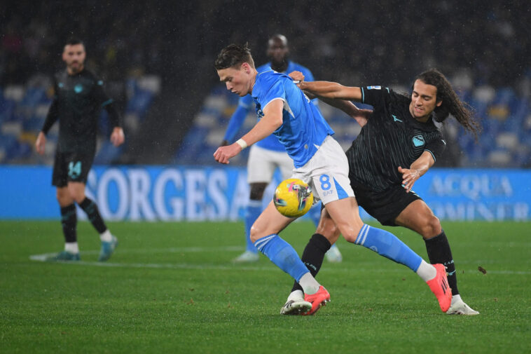 NAPLES, ITALY - DECEMBER 08: Matteo Guendouzi of SS Lazio competes for the ball with Scott Francis McTominay of SSC Napoli during the Serie A match between SSC Napoli and SS Lazio at Stadio Diego Armando Maradona on December 08, 2024 in Naples, Italy. (Photo by Marco Rosi - SS Lazio/Getty Images)