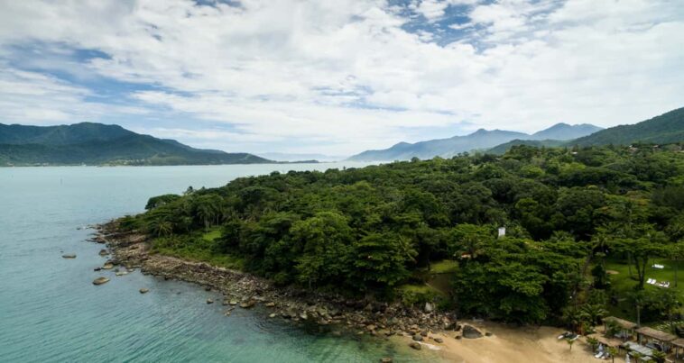 3 praias ótimas para aproveitar o verão e o calor próximas a São Paulo