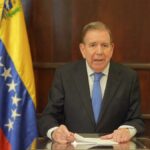 Edmundo González Urrutia prueba que no fue atropellado, como afirmó el presidente de la Asamblea Nacional de Venezuela Jorge Rodríguez