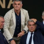 Joan Laporta, acompañado por Rafa Yuste y Enric Masip, en el palco del Estadio de Montjuïc