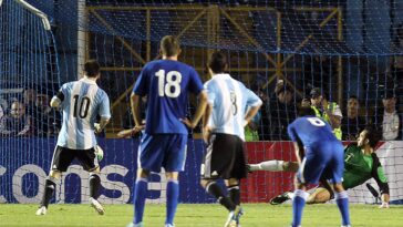 Lionel Messi la noche del 14 de junio de 2013, cuando marcó un triplete contra Guatemala. (Foto Prensa Libre: Hemeroteca PL)