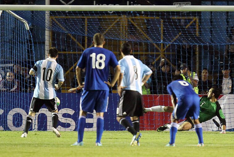 Lionel Messi la noche del 14 de junio de 2013, cuando marcó un triplete contra Guatemala. (Foto Prensa Libre: Hemeroteca PL)