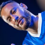 Neymar Jr, saludando con la camiseta del Al Hilal