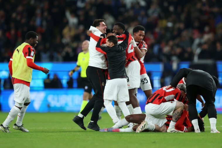 RIYADH, SAUDI ARABIA - JANUARY 06: Players of AC Milan celebrate victory after the Italian Super Cup Final between FC Internazionale and AC Milan at Kingdom Arena on January 06, 2025 in Riyadh, Saudi Arabia. (Photo by Yasser Bakhsh/Getty Images)