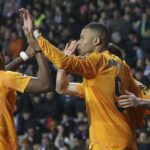 Los futbolistas del Real Madrid felicitan a Kylian Mbappé por su gol anotado contra el Valladolid