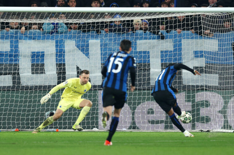 BERGAMO, ITALY - FEBRUARY 18: Simon Mignolet of Club Brugge KV dives as Ademola Lookman of Atalanta shoots and misses from the penalty spot during the UEFA Champions League 2024/25 League Knockout Play-off second leg match between Atalanta BC and Club Brugge KV at Gewiss Stadium on February 18, 2025 in Bergamo, Italy. (Photo by Francesco Scaccianoce/Getty Images)