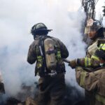 Los Bomberos Voluntarios sofocan un incendio en Villa Canales. (Foto Prensa Libre: CVB)