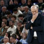 Joan Peñarroya se lamenta en el partido del Barça de basket contra el Morabanc Andorra