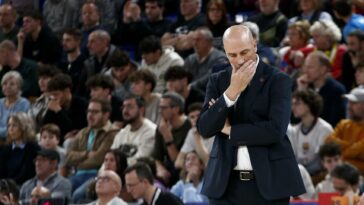 Joan Peñarroya se lamenta en el partido del Barça de basket contra el Morabanc Andorra