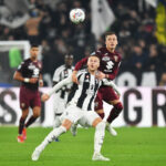 TURIN, ITALY - NOVEMBER 09: Teun Koopmeiners of Juventus is put under pressure by Ivan Ilic of Torino as he uses him jumps for the ball with during the Serie A match between Juventus and Torino at Juventus Stadium on November 09, 2024 in Turin, Italy. (Photo by Valerio Pennicino/Getty Images)