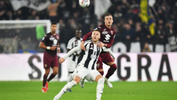 TURIN, ITALY - NOVEMBER 09: Teun Koopmeiners of Juventus is put under pressure by Ivan Ilic of Torino as he uses him jumps for the ball with during the Serie A match between Juventus and Torino at Juventus Stadium on November 09, 2024 in Turin, Italy. (Photo by Valerio Pennicino/Getty Images)