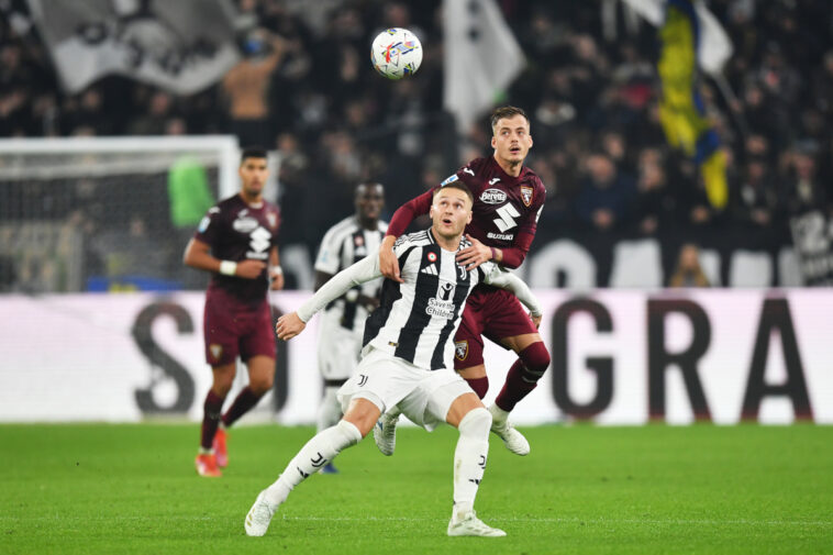 TURIN, ITALY - NOVEMBER 09: Teun Koopmeiners of Juventus is put under pressure by Ivan Ilic of Torino as he uses him jumps for the ball with during the Serie A match between Juventus and Torino at Juventus Stadium on November 09, 2024 in Turin, Italy. (Photo by Valerio Pennicino/Getty Images)