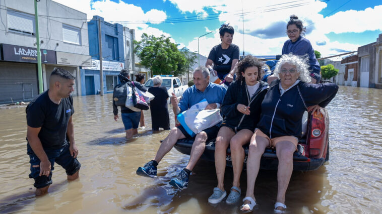 Bajan un poco las aguas y aflora el horror