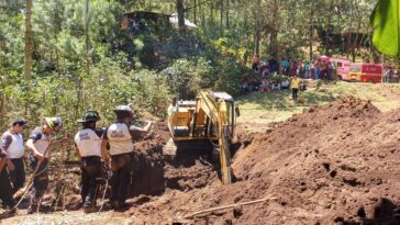 Excavaba un pozo: Bomberos buscan a hombre que quedó soterrado en Alta Verapaz