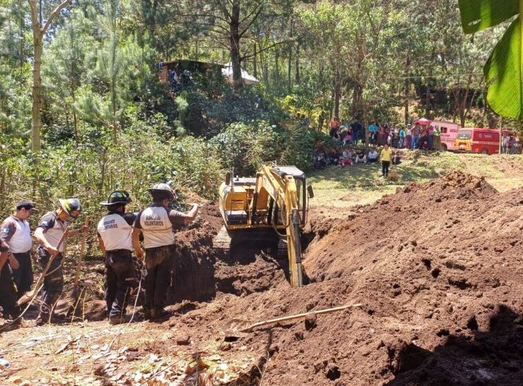 Excavaba un pozo: Bomberos buscan a hombre que quedó soterrado en Alta Verapaz