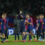 Los futbolistas del Barça agradecen el apoyo de la afición en el partido contra el Benfica