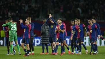 Los futbolistas del Barça agradecen el apoyo de la afición en el partido contra el Benfica