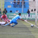 José Bolaños en la acción del gol del triunfo sobre Comunicaciones.